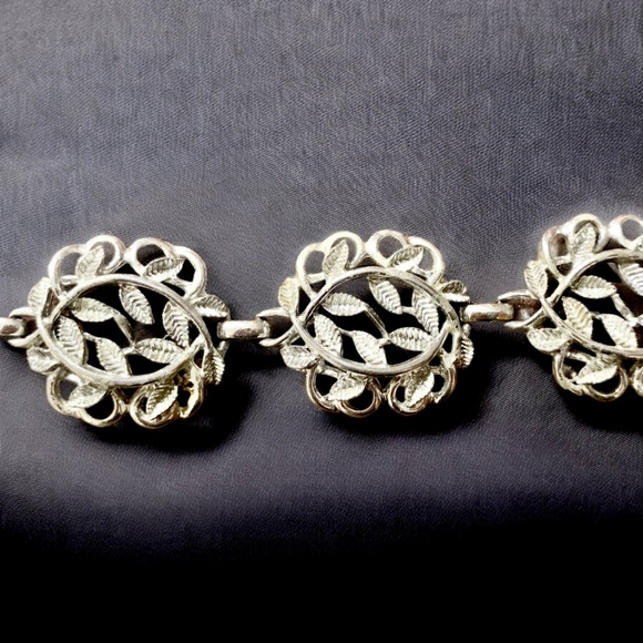 Vintage 5-Panel Silver Tone Leaf Bracelet - Picture 9 of 9